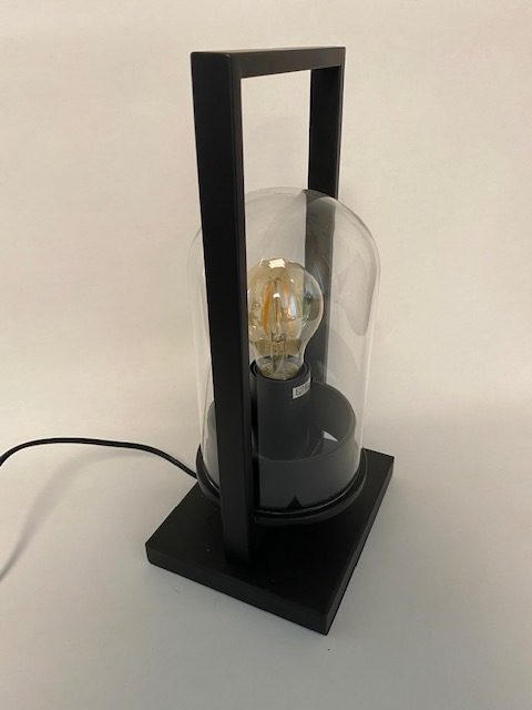 Zijaanzicht van een prachtige tafellamp stolp groot met LED Filament.