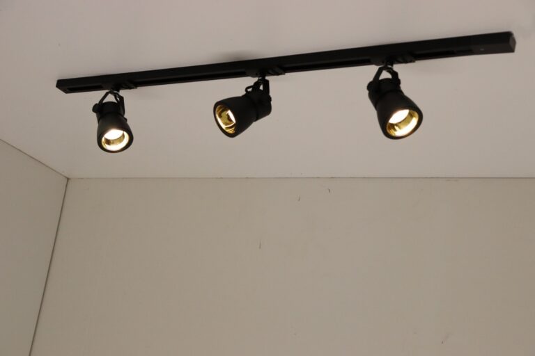 Spanningsrail 100cm kokerspot Industrial Goldi 3-lichts zwart met goud