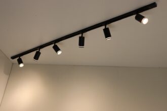 Spanningsrail 200cm kokerspot Ringo 6-lichts zwart